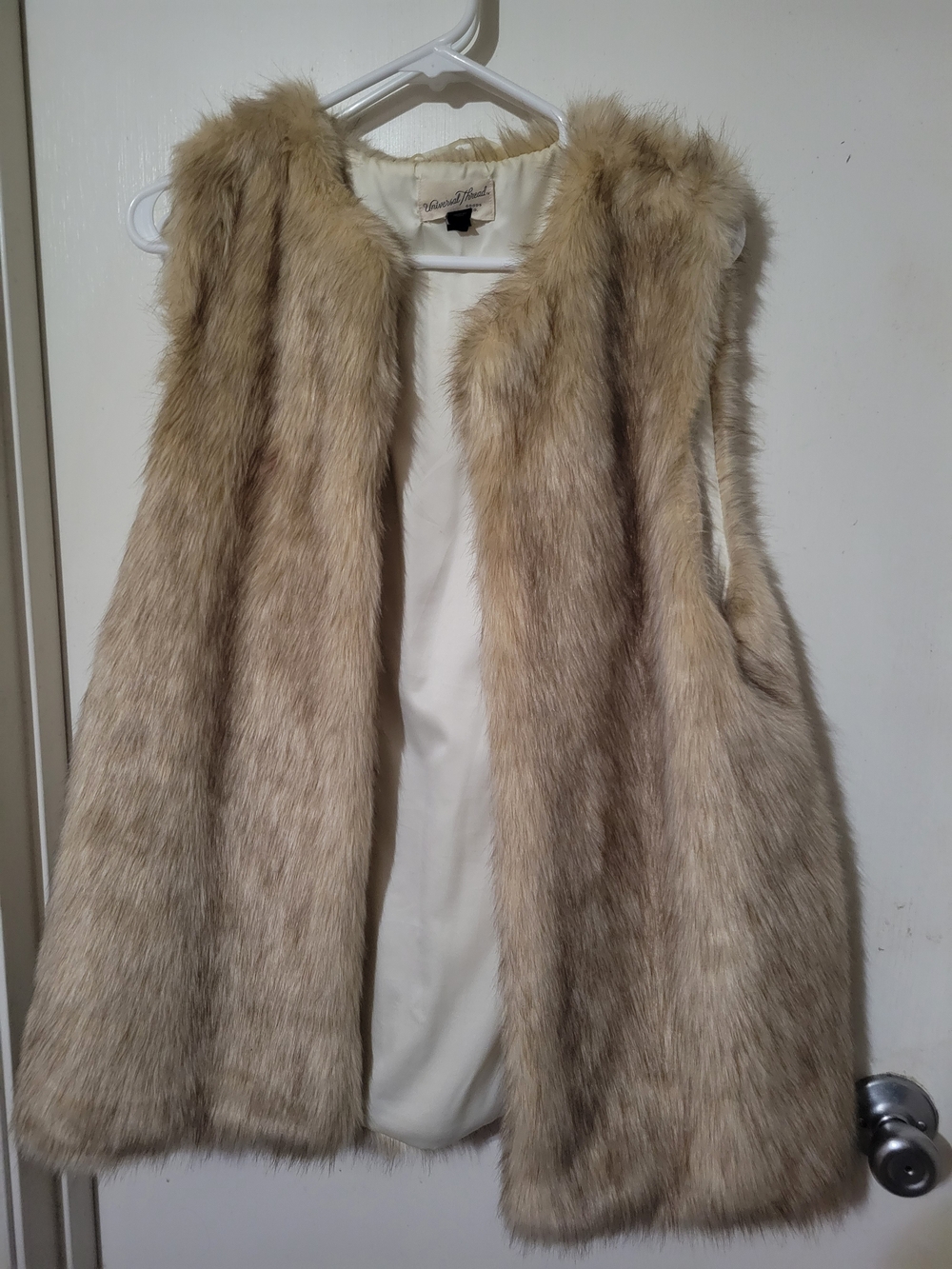 Universal Thread Plush Faux Fur Vest in Beige-Tan